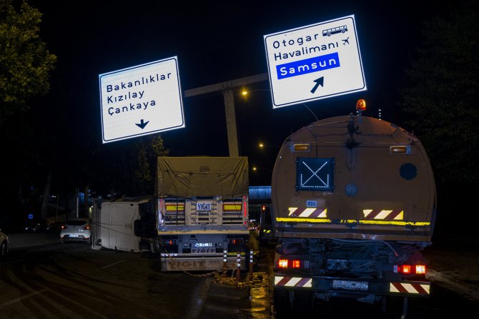 Başkent'te kamyon direğe çarptı: 1 yaralı