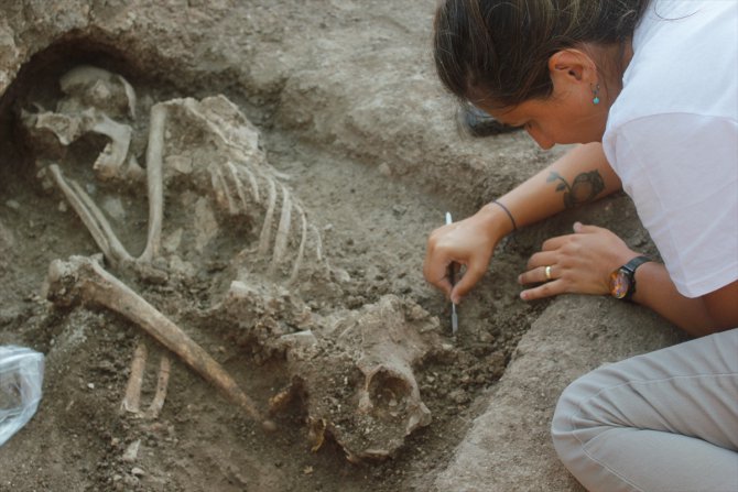 Bilecik'te 8 bin 500 yıllık insan iskeleti bulunan kazıda sezon sona erdi