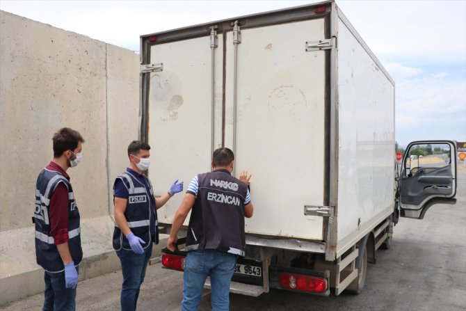 Erzincan'da kamyon kasasında 58 sığınmacı yakalandı