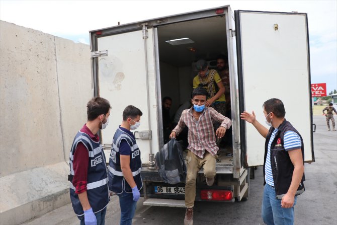 Erzincan'da kamyon kasasında 58 sığınmacı yakalandı
