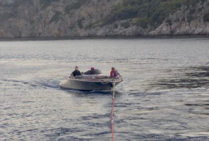 Fethiye açıklarında sürüklenen teknedeki 3 kişi kurtarıldı