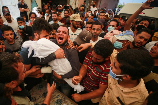 Gazze'de mumun neden olduğu yangın sonucu ölen 3 çocuğun cenazesi defnedildi