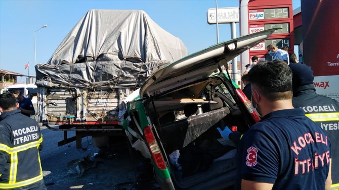 Kocaeli'de hafif ticari araç kamyona çarptı: 1 ölü, 1 yaralı