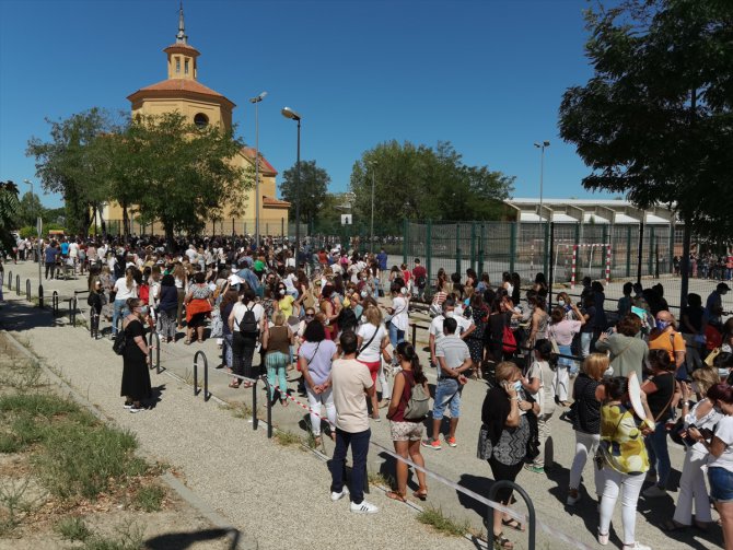 Madrid'de binlerce öğretmen ve okul çalışanı Kovid-19 testi için uzun kuyruklar oluşturdu