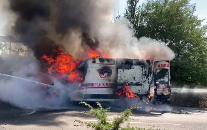 Uşak'ta hasta nakli yapan ambulans yandı