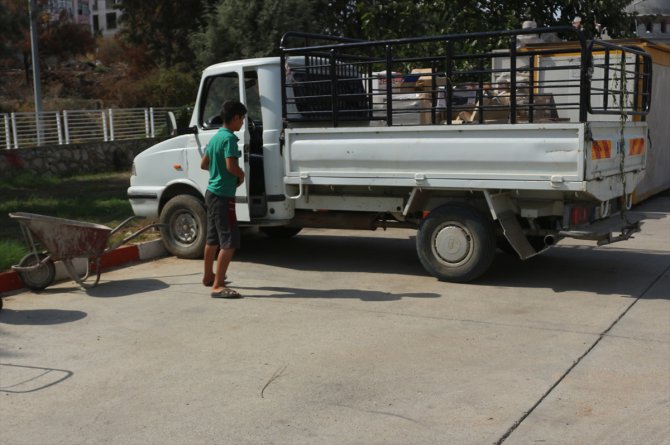 Adana'da kamyonet kullanan çocuk sürücüyü polis yakaladı