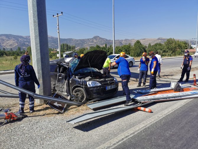 Afyonkarahisar'da yön levhası direğine çarpan otomobilin sürücüsü öldü