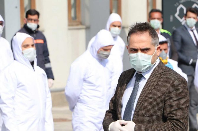 Erzurum'da doktor belediye başkanından Kovid-19'a karşı 10 dilde maske uyarısı