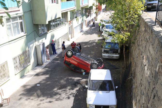 Erzurum'da sürücüsünün fren yerine gaza bastığı otomobil istinat duvarından düştü
