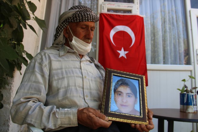 PKK'lı teröristlerin kaçırdığı işitme engelli kızlarının yolunu 7 yıldır gözlüyorlar