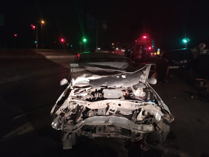Adana'da iki otomobil çarpıştı: 6 yaralı