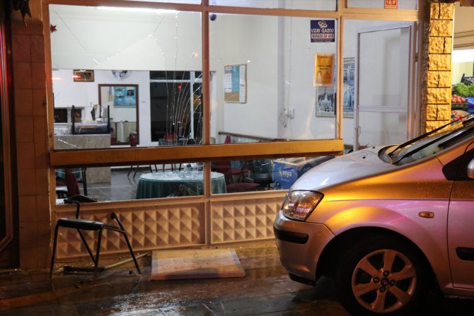 Düzce'de kahvehane önünde oturan kişiye otomobil çarptı