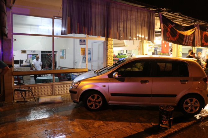 Düzce'de kahvehane önünde oturan kişiye otomobil çarptı