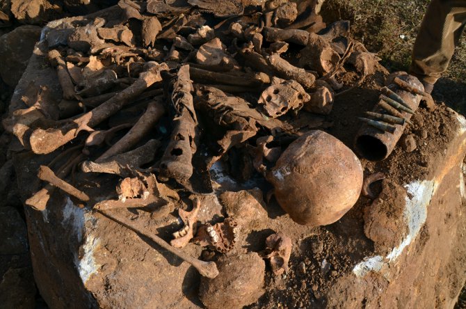 Kars'ta atık su kanalı kazısında insan kemiği ve eski askeri mühimmat bulundu