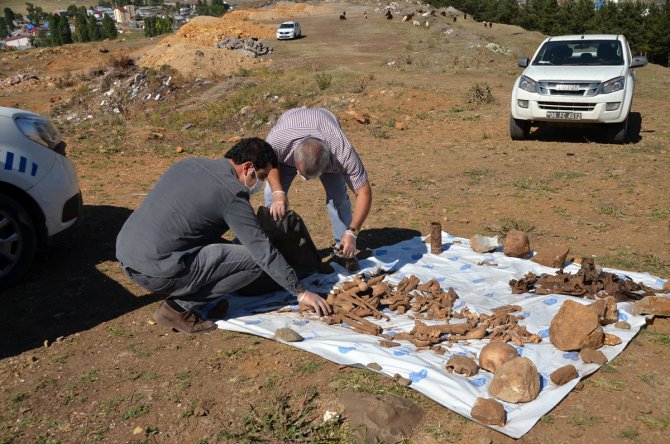 Kars'ta atık su kanalı kazısında insan kemiği ve eski askeri mühimmat bulundu