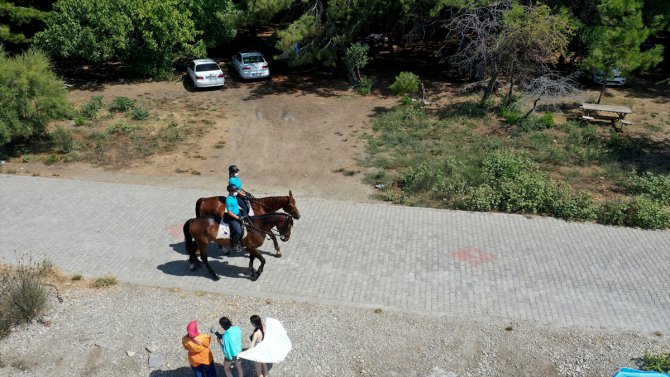 Kuşadası'ndaki milli parkta görevli atlı jandarmadan Kovid-19 uyarısı