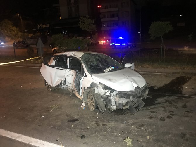 GÜNCELLEME - Karabük'te otomobil direğe çarptı: 1 ölü, 1 yaralı