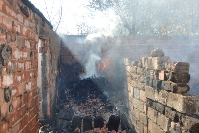 Samsun'da anız yangınının sıçraması sonucu ahır, samanlık ve garaj yandı