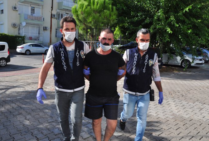 GÜNCELLEME - Antalya'da otomobile silahlı saldırıda 1 kişi öldü 1 kişi yaralandı