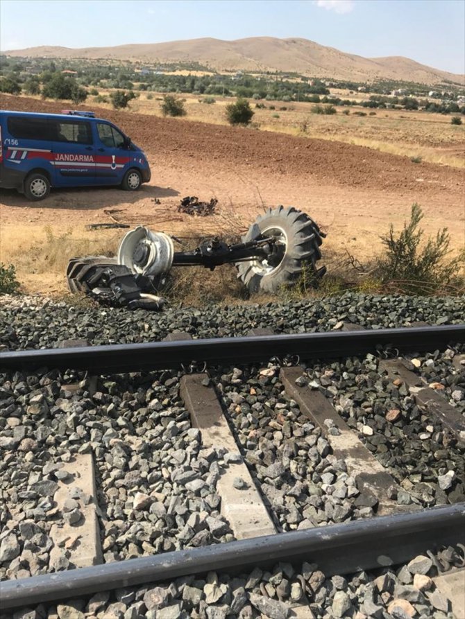Elazığ'da trenin çarptığı traktörün sürücüsü ağır yaralandı