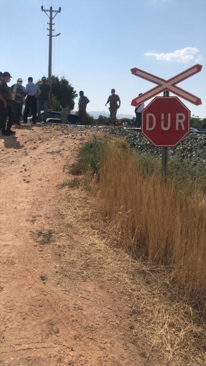Elazığ'da trenin çarptığı traktörün sürücüsü ağır yaralandı