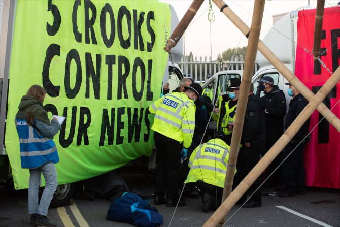 İngiltere'de eylemciler bazı gazetelerin dağıtılmasını önledi