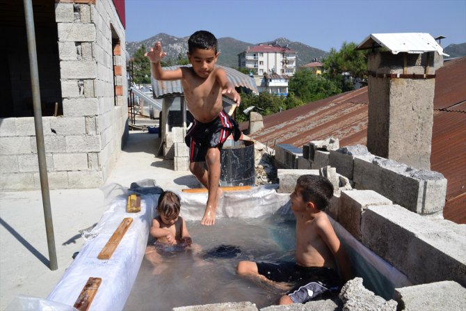 Kahramanmaraş'ta Kovid-19 nedeniyle denize gidemeyen aile, terasa çocuklar için havuz yaptı