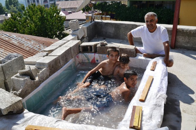 Kahramanmaraş'ta Kovid-19 nedeniyle denize gidemeyen aile, terasa çocuklar için havuz yaptı