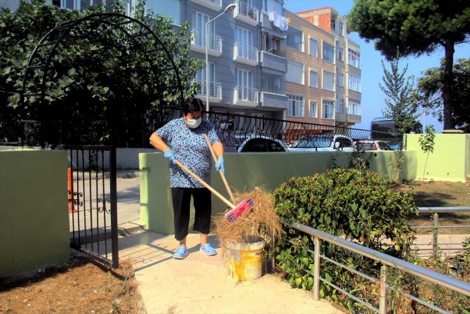 Sinop’ta sokağın ve caminin gönüllü temizlikçisi "Canan teyze"