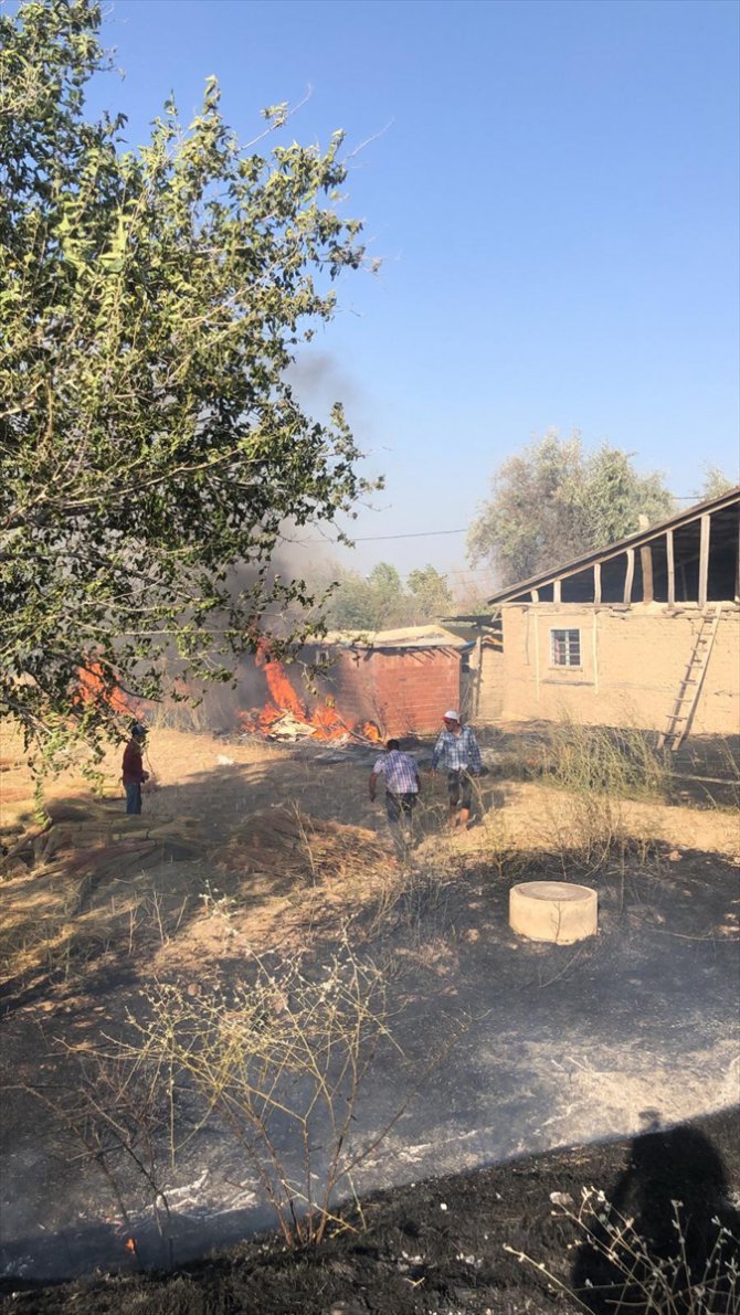 Elazığ'da bahçede çıkan yangın evde hasara yol açtı