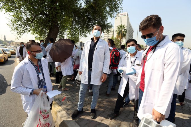 Irak'ta doktorlar can güvenlikleri ve yeni atamalar için gösteri düzenledi