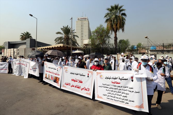 Irak'ta doktorlar can güvenlikleri ve yeni atamalar için gösteri düzenledi