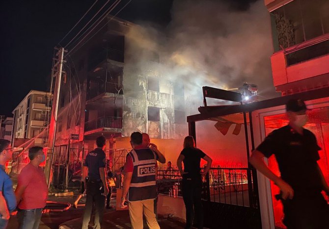 GÜNCELLEME - İzmir'de 4 katlı apartmanda çıkan yangın söndürüldü