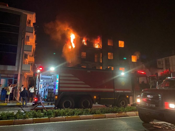 İzmir'de 4 katlı apartmanda yangın çıktı