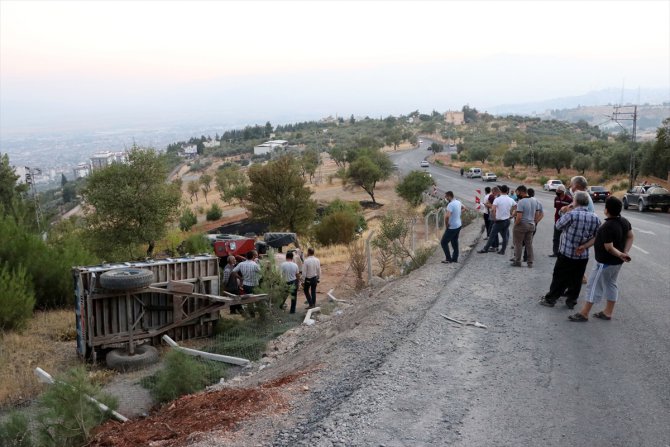 Kahramanmaraş'ta traktörün devrilmesi sonucu 3 kişi yaralandı