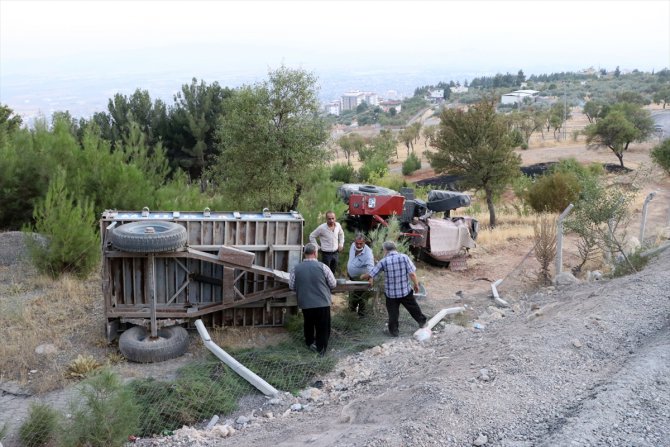 Kahramanmaraş'ta traktörün devrilmesi sonucu 3 kişi yaralandı