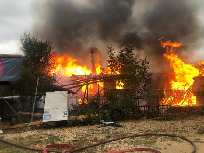 Karabük'te ahşap ev ve ambar yandı