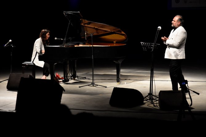 Piyanist Anjelika Akbar ile opera sanatçısı Hakan Aysev Bodrum'da konser verdi