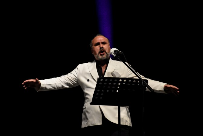 Piyanist Anjelika Akbar ile opera sanatçısı Hakan Aysev Bodrum'da konser verdi