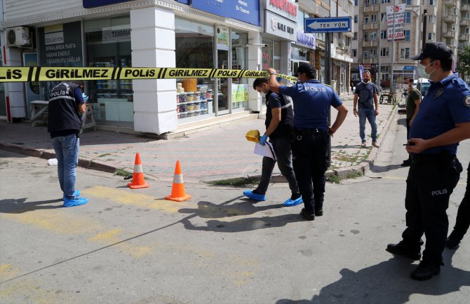 Sivas'ta bir esnaf tartıştığı komşusunu silahla bacağından yaraladı