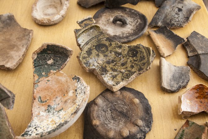 Ahlat'taki İç Kale kazılarında 5 bin 200 yıllık seramik parçaları bulundu