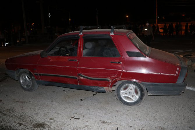 Burdur'da 3 otomobil çarpıştı: 1'i ağır 4 yaralı