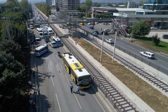 Bursa'da halk otobüsü yolcu minibüsüne çarptı