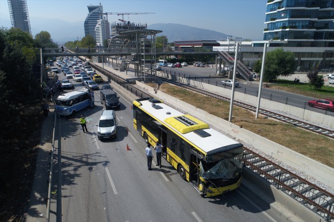 Bursa'da halk otobüsü yolcu minibüsüne çarptı