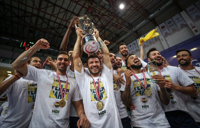 AXA Sigorta Erkekler Şampiyonlar Kupası şampiyonu Fenerbahçe HDI Sigorta kupasını aldı