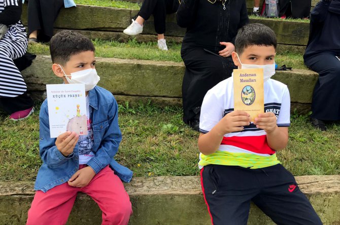 Dünya Okuma ve Yazma Günü etkinliğinde çocuklar aileleriyle birlikte kitap okudu