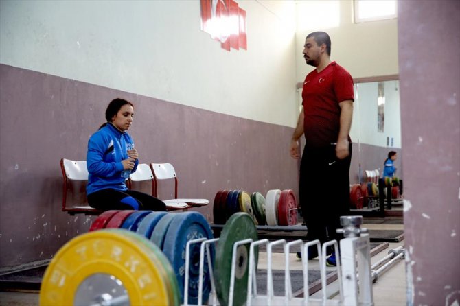 Dünya şampiyonu milli halterci Şaziye Erdoğan'ın gözü olimpiyat kotasında