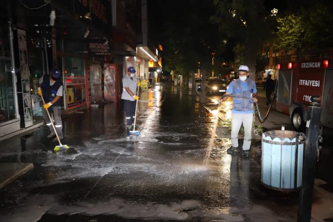 Erzincan'da belediye ekipleri Kovid-19 önlemleri kapsamında caddeleri dezenfekte etti