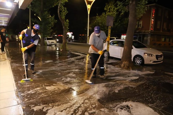 Erzincan'da belediye ekipleri Kovid-19 önlemleri kapsamında caddeleri dezenfekte etti