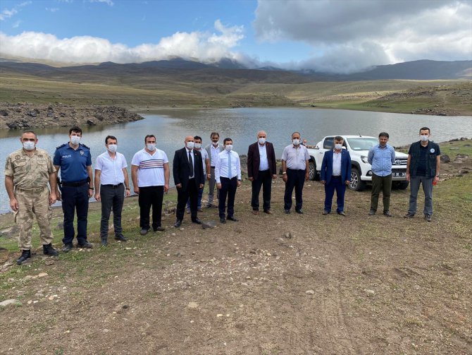 Erzurum'da 15 bin kırmızı benekli alabalık yavrusu gölete bırakıldı